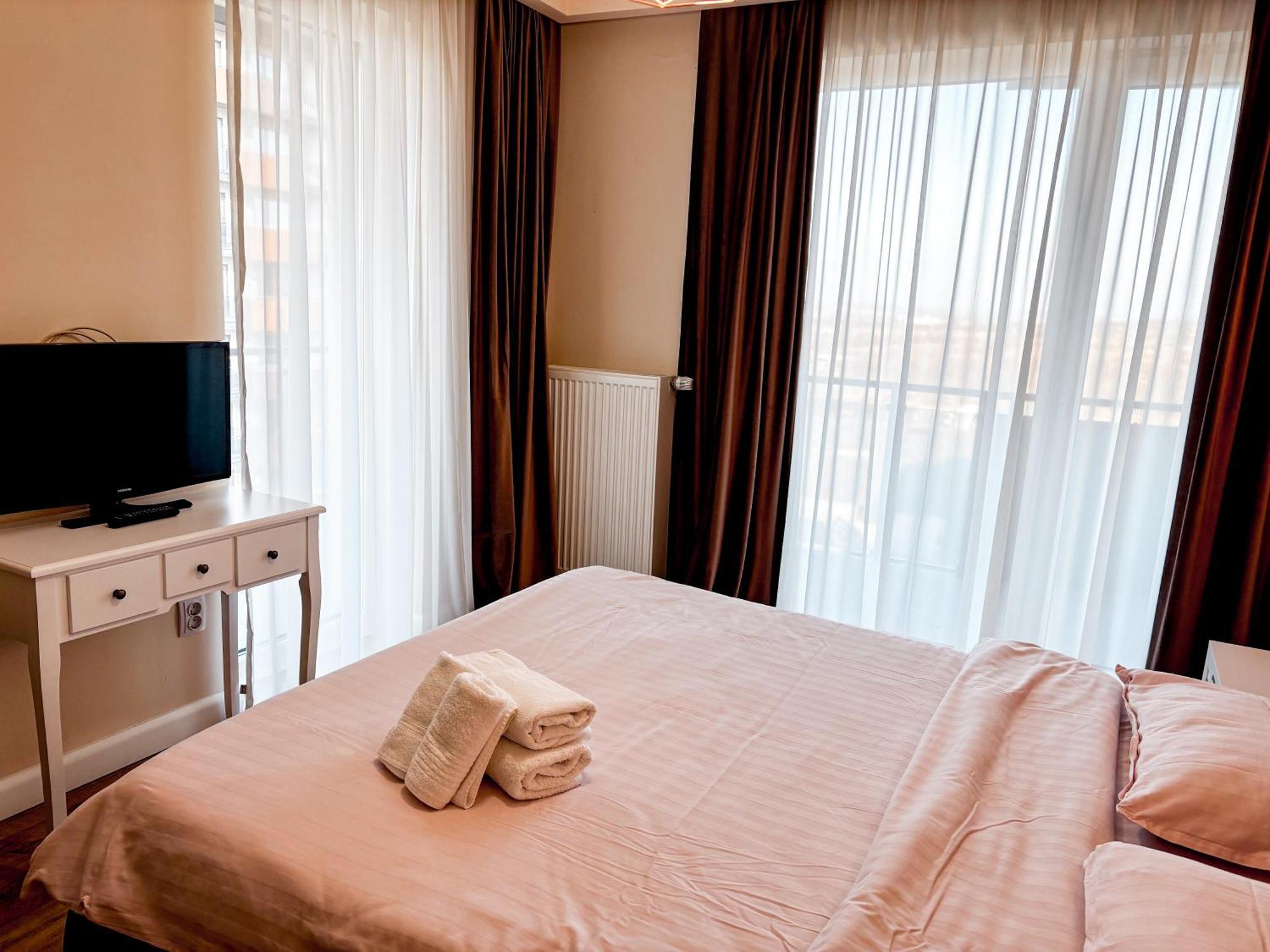 Altheda Living Sunstone - Luxury - Private Parking, Smart Tv, Huge Balcony And King Size Bed Apartment