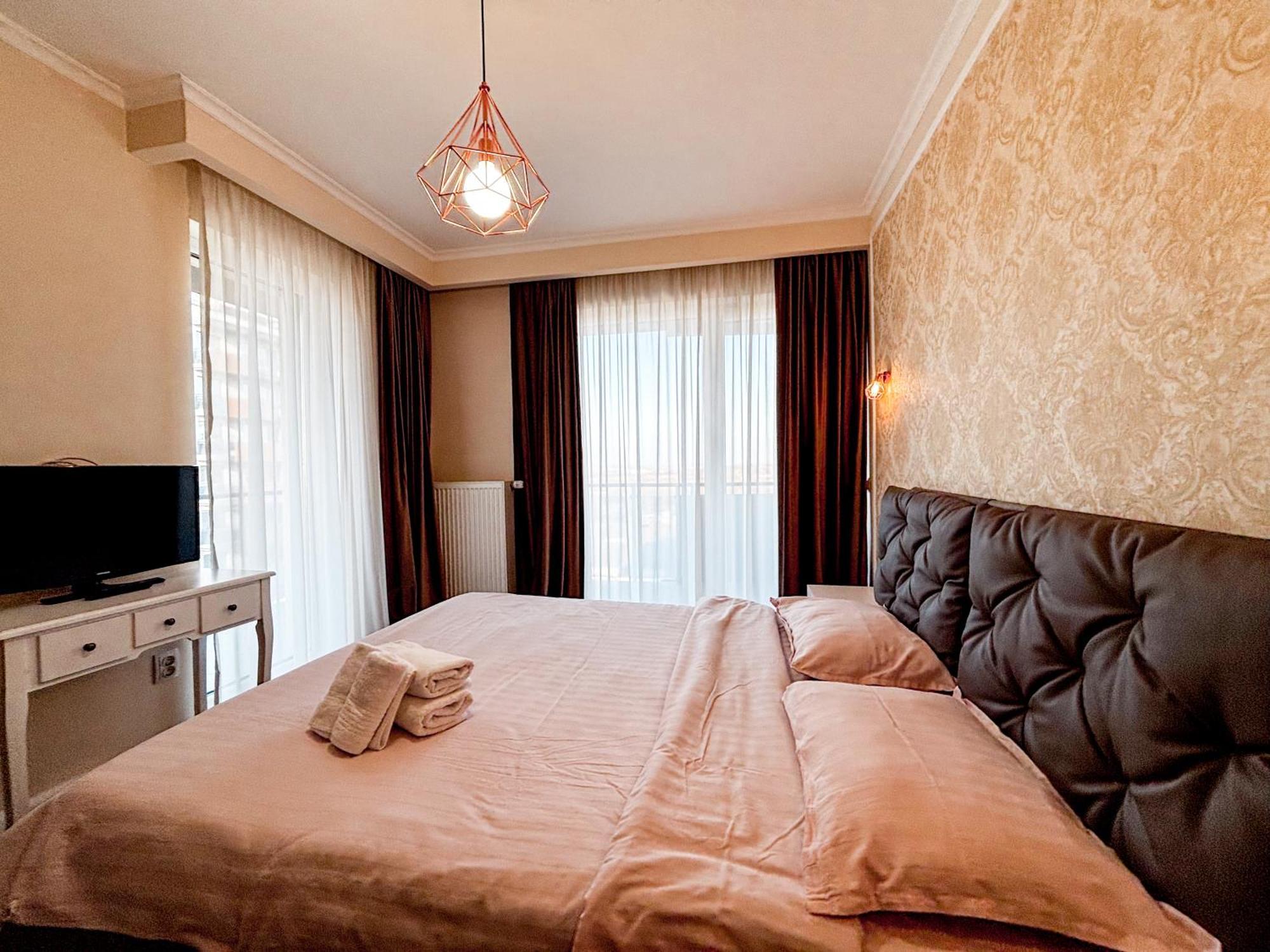 Altheda Living Sunstone - Luxury - Private Parking, Smart Tv, Huge Balcony And King Size Bed Apartment *